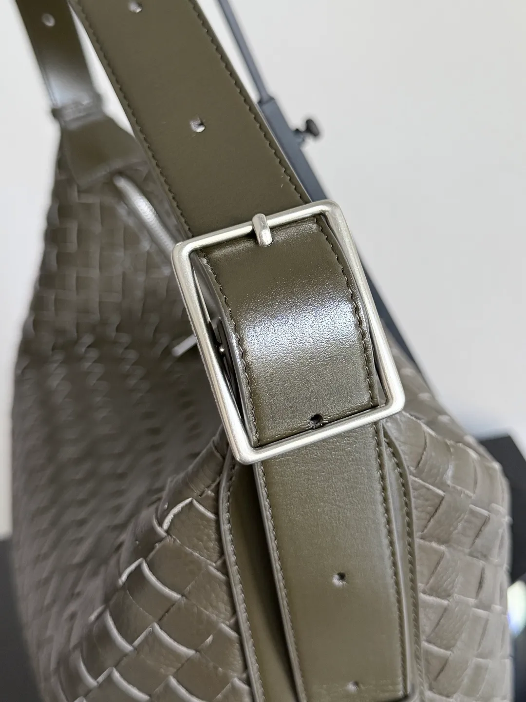 Batch 2800 BOTTEGA VENETA's new Traveler deerskin series is here! The travel season is coming soon, and I believe you must need a large-capacity and simple bag. This new Traveler is very in line with the current travel craze. The whole bag is designed with deerskin and is made of the highest quality leather. It feels tougher to the touch. The super large capacity is suitable for short trips. Traveling with friends and family does not require carrying heavy luggage. It is also very convenient for friends who often travel for work. You can carry two changes of clothes and a computer with you. It also comes with an adjustable shoulder strap to free your hands. Style number: 806974 Size: 44*33*9cm